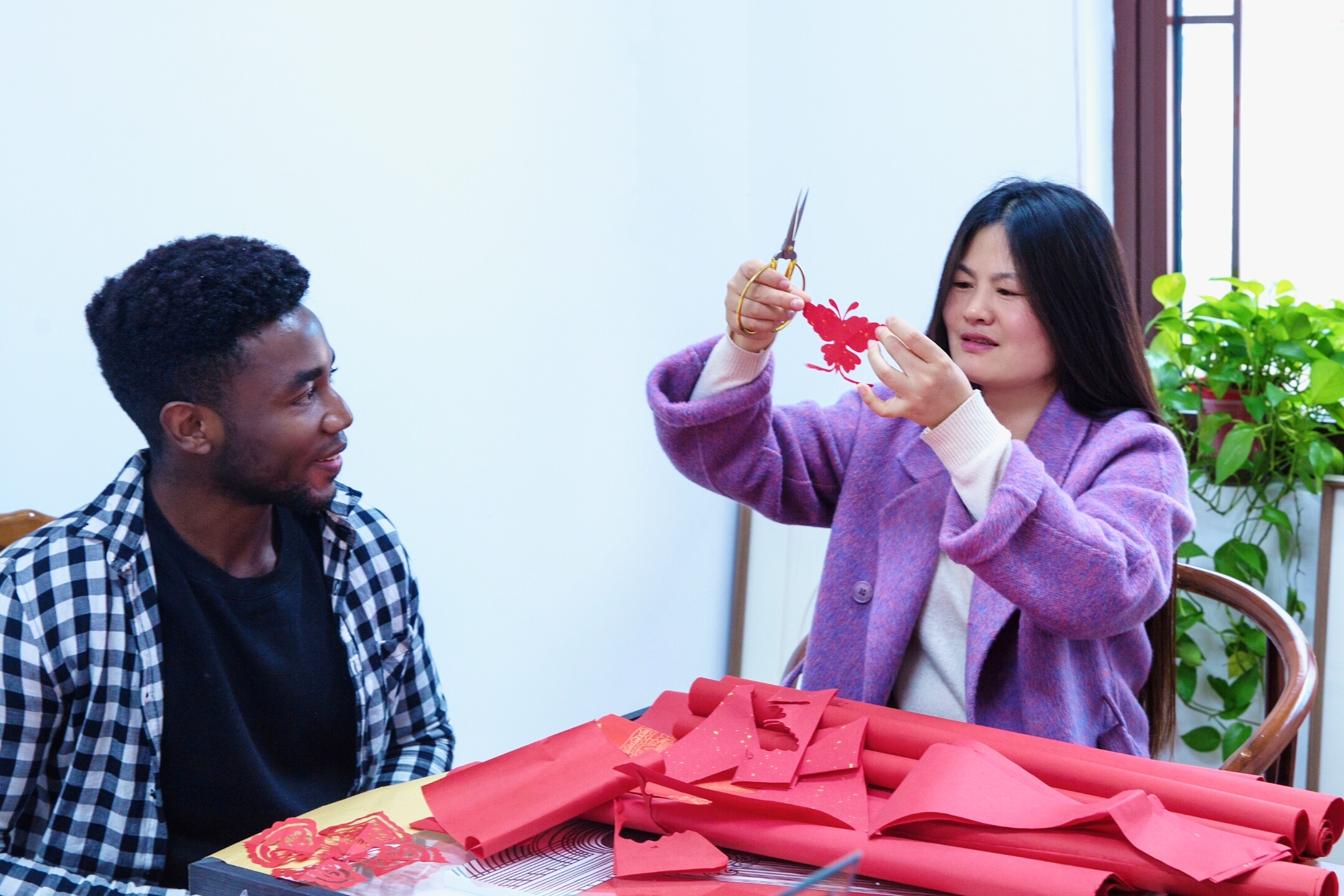 纳米比亚留学生学习中国剪纸