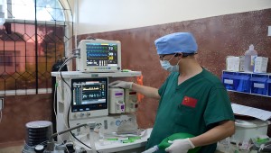 中国援桑给巴尔医疗队赴中非对口医院开展该院首例腹腔镜胆囊切除术