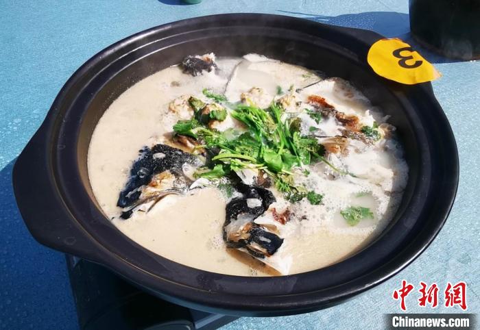 名徽厨制作的太平湖鱼头汤。　张俊 摄